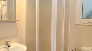 Douche, peignoirs, bidet, serviettes fournies
