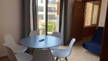 Réfrigérateur, micro-ondes, grille-pain