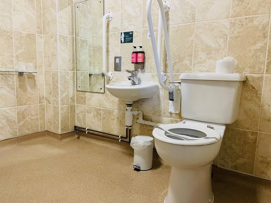 Un baño con inodoro, lavamanos y ducha.