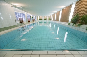An indoor swimming pool with tiled walls and a clear blue floor. - Holiday Club Salla Superior Apartments (Salla)