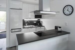 办公桌、免费 WiFi、床单