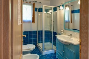 Apartamento standard, 2 quartos | Banheiro | Chuveiro, secador de cabelo, bidê 
