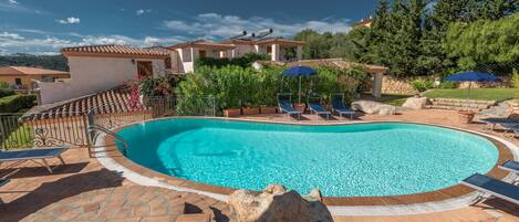 Piscine extérieure, parasols de plage, chaises longues