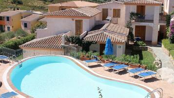 حمّام سباحة خارجي، مظلات على حمّام السباحة، مقاعد للتشمس