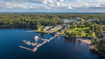 Na praia, prática de vôlei de praia, prática de remo/canoagem 