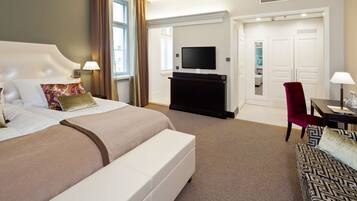 Superior King Room (Castle Building) | 1 chambre, bureau, rideaux occultants, fer et planche Ă repasser