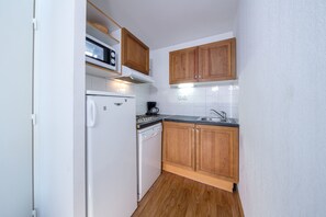 Fridge, microwave, stovetop, dishwasher - Résidence Les Cimes du Val d'Allos (Allos)