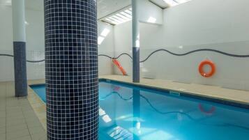 Inomhuspool och solstolar