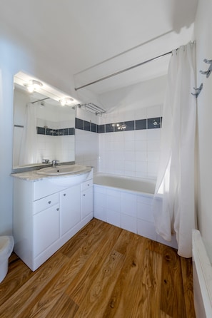 2 piĂšces 6 personnes Classique | Salle de bain
