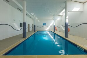 Indoor pool, sun loungers - Résidence Les Cimes du Val d'Allos (Allos)