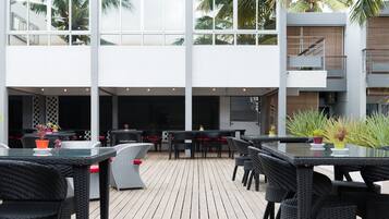 Se sirven desayunos y cenas, con vista al jardín