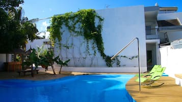 Piscine extérieure, parasols de plage, chaises longues