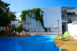 야외 수영장, 수영장 파라솔, 일광욕 의자