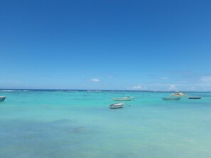 A clear turquoise sea with several boats anchored. - La Tonnelle (Trou aux Biches)