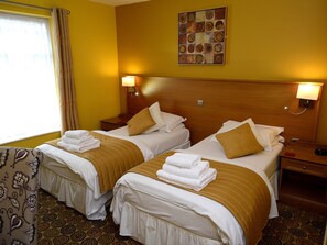 Chambre avec lits jumeaux, salle de bains attenante