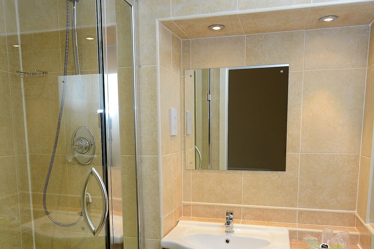 Twin Room, Ensuite | Bathroom