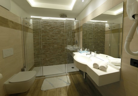 Doppia Superior, edificio separato | Bagno | Asciugacapelli, asciugamani, sapone, carta igienica. Hotel Ristorante Federia