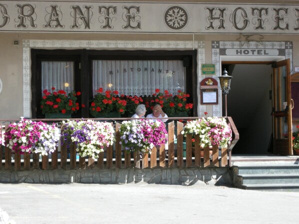 A hotel facade with a sign reading "GRANTE HOTEL" and "RISTORANTE" indicating a restaurant. - Hotel Ristorante Federia (Livigno)
