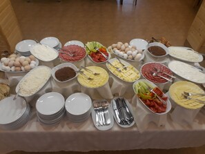Petit déjeuner, déjeuner, dîner et brunch servis sur place