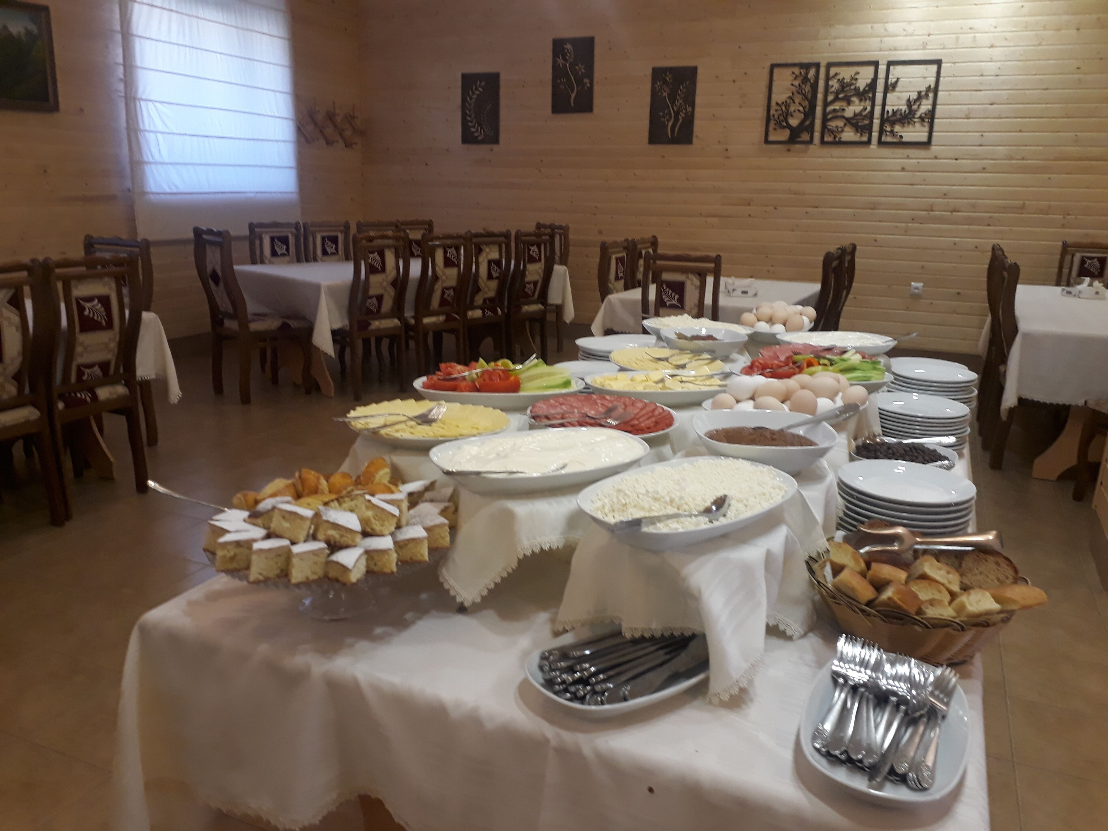 Phục vụ bữa sáng, bữa trưa, bữa tối, nhìn ra vườn 