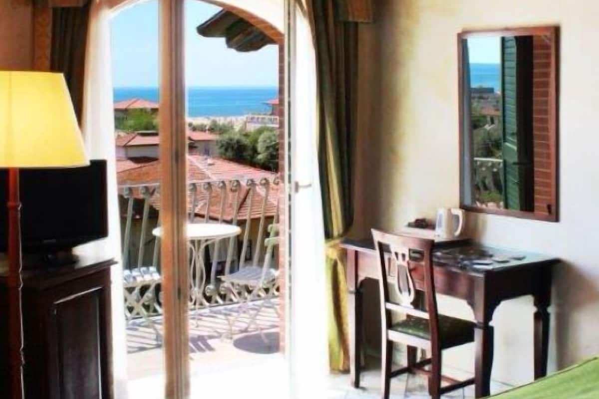 seasonal outdoor pool, pool umbrellas