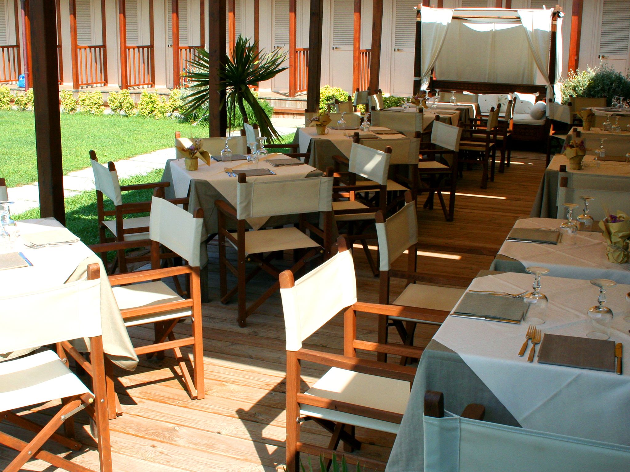 breakfast, lunch and dinner served