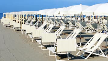 Privéstrand vlakbij, ligstoelen aan het strand, parasols