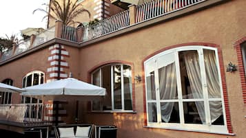 Piscina stagionale all'aperto, ombrelloni da piscina