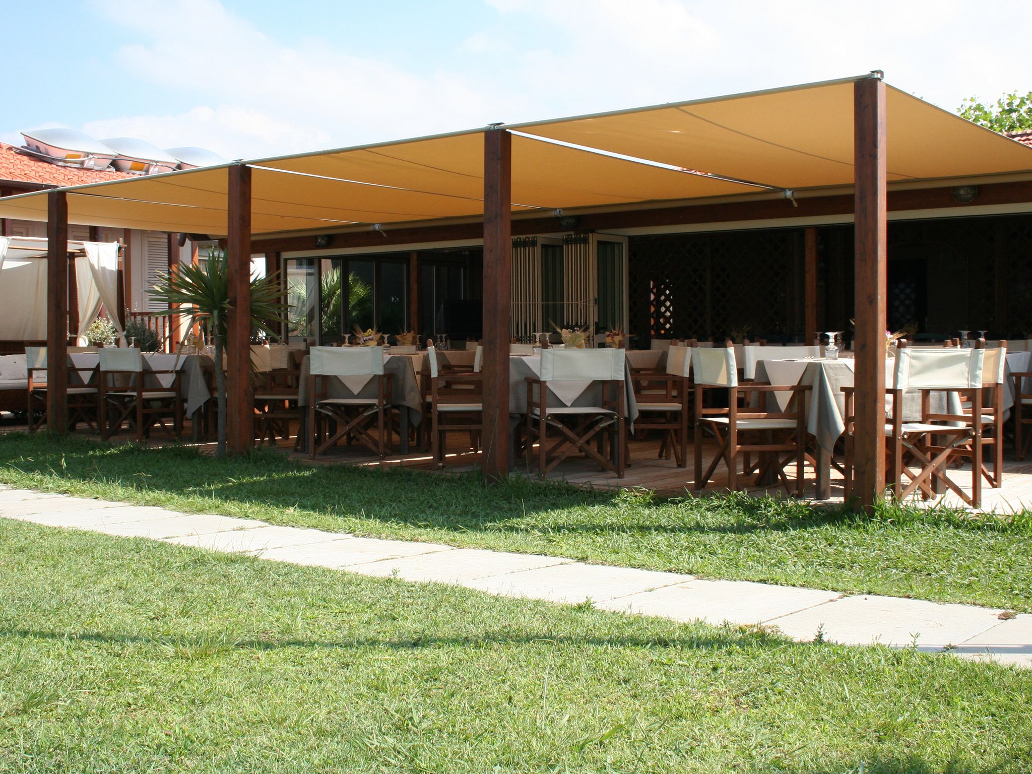 breakfast, lunch and dinner served