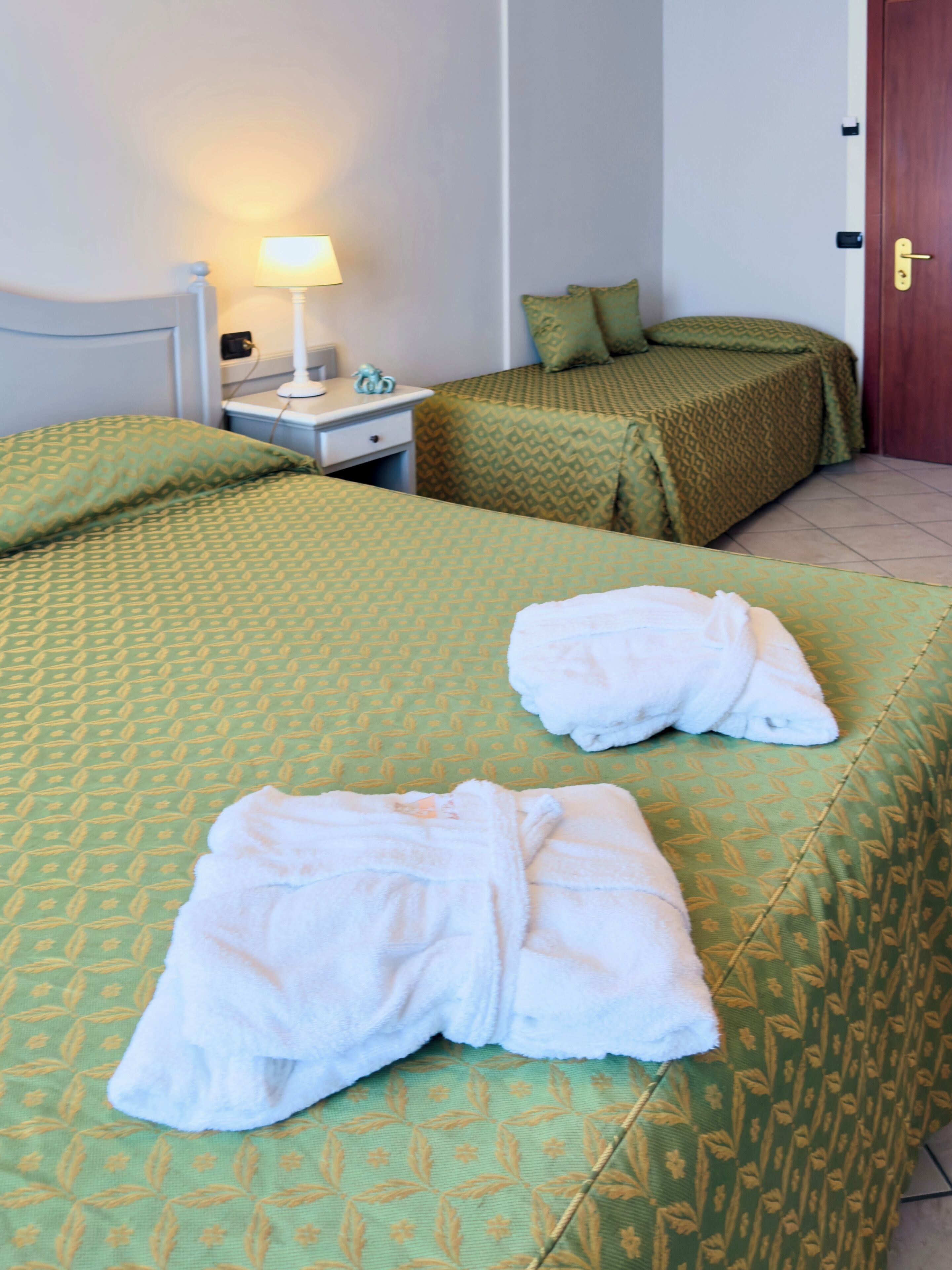 Kolmen hengen huone | Minibaari, tallelokero huoneessa, työpöytä, ilmainen Wi-Fi