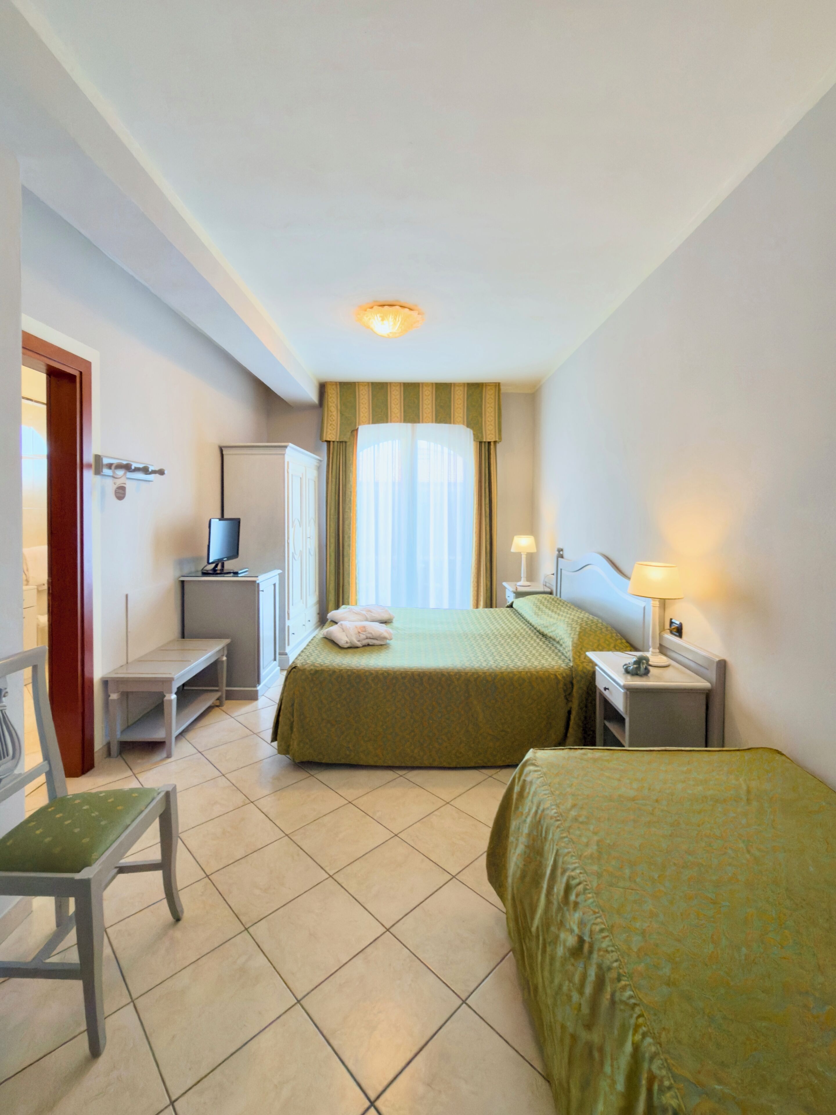 Kolmen hengen deluxe-huone | Minibaari, tallelokero huoneessa, työpöytä, ilmainen Wi-Fi