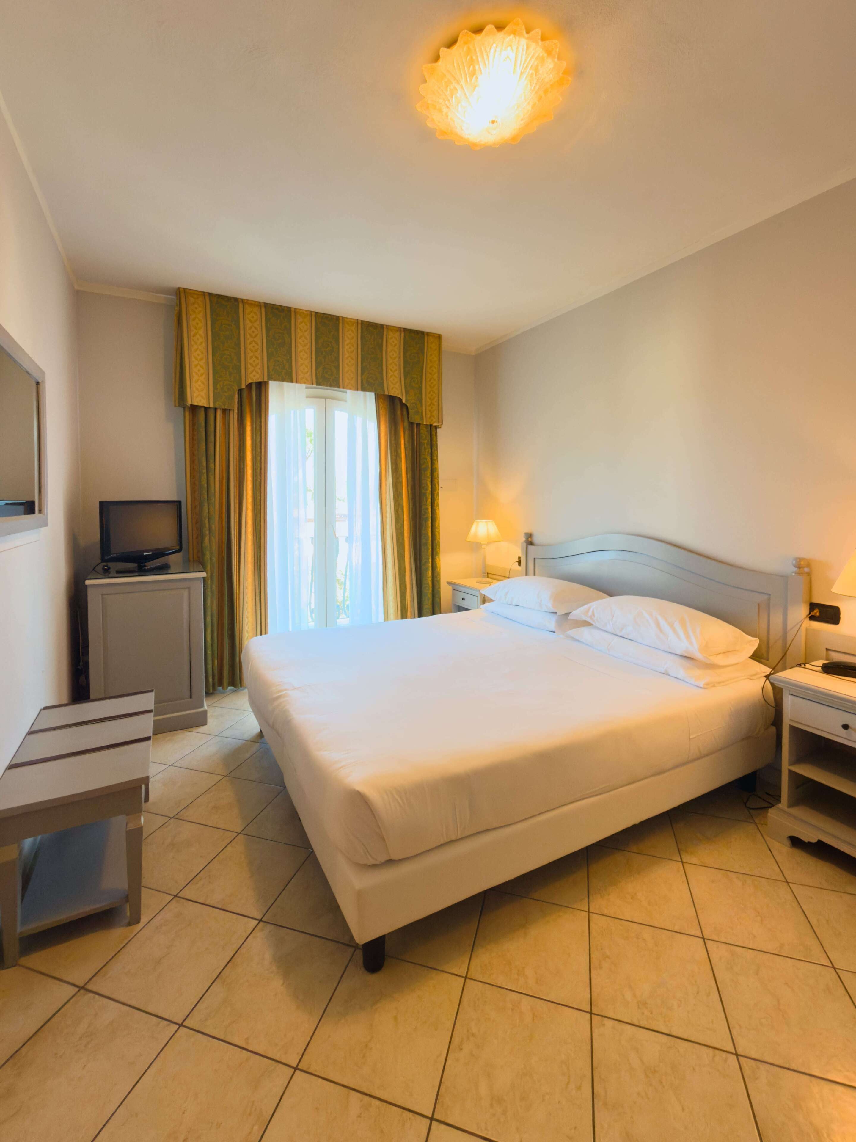 Kahden hengen huone | Minibaari, tallelokero huoneessa, työpöytä, ilmainen Wi-Fi