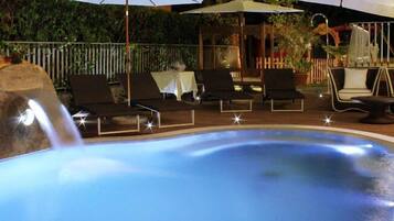 Piscina stagionale all'aperto, ombrelloni da piscina