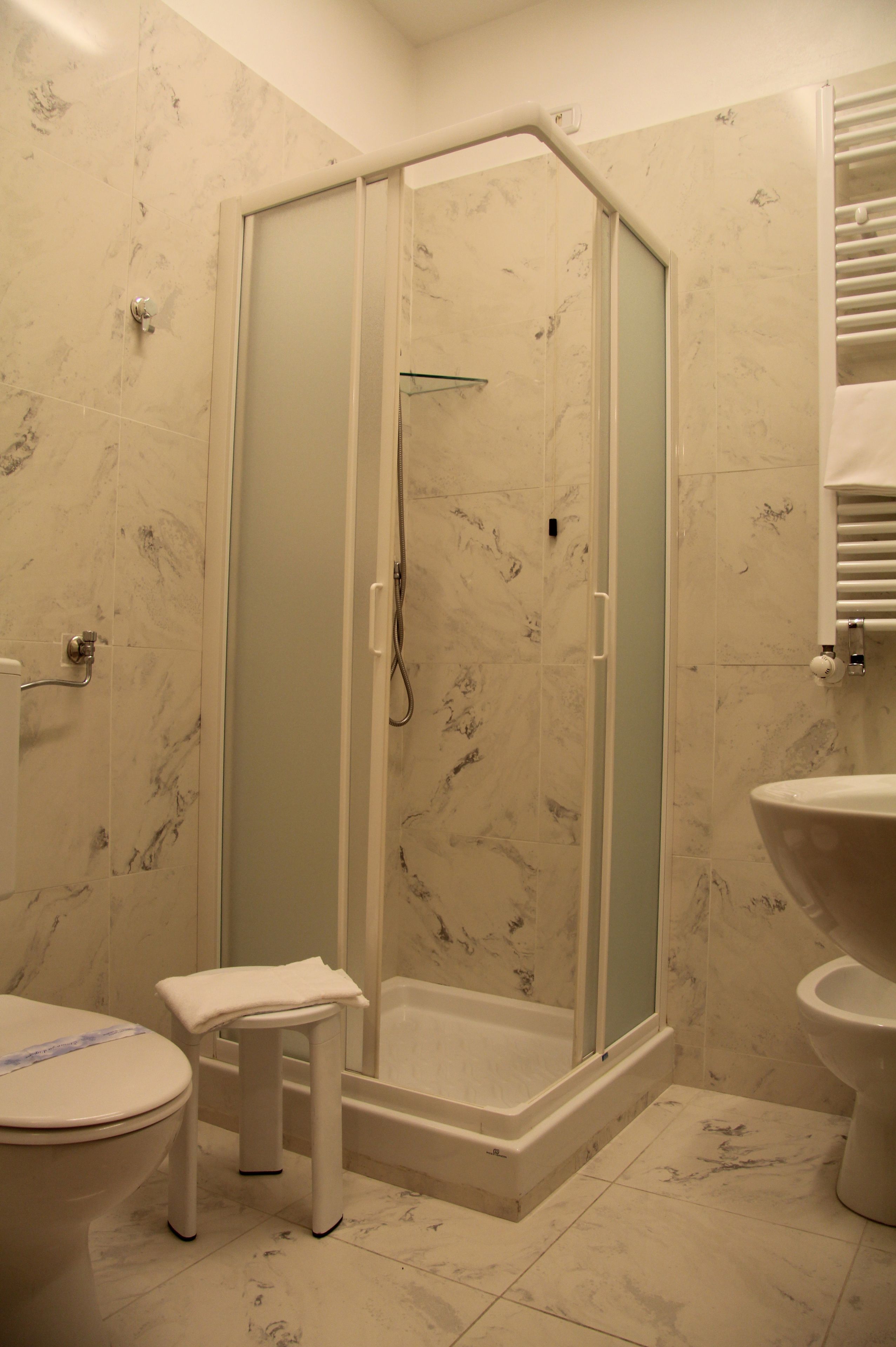 Doppel- oder Zweibettzimmer | Badezimmer | Bidet, Handtücher