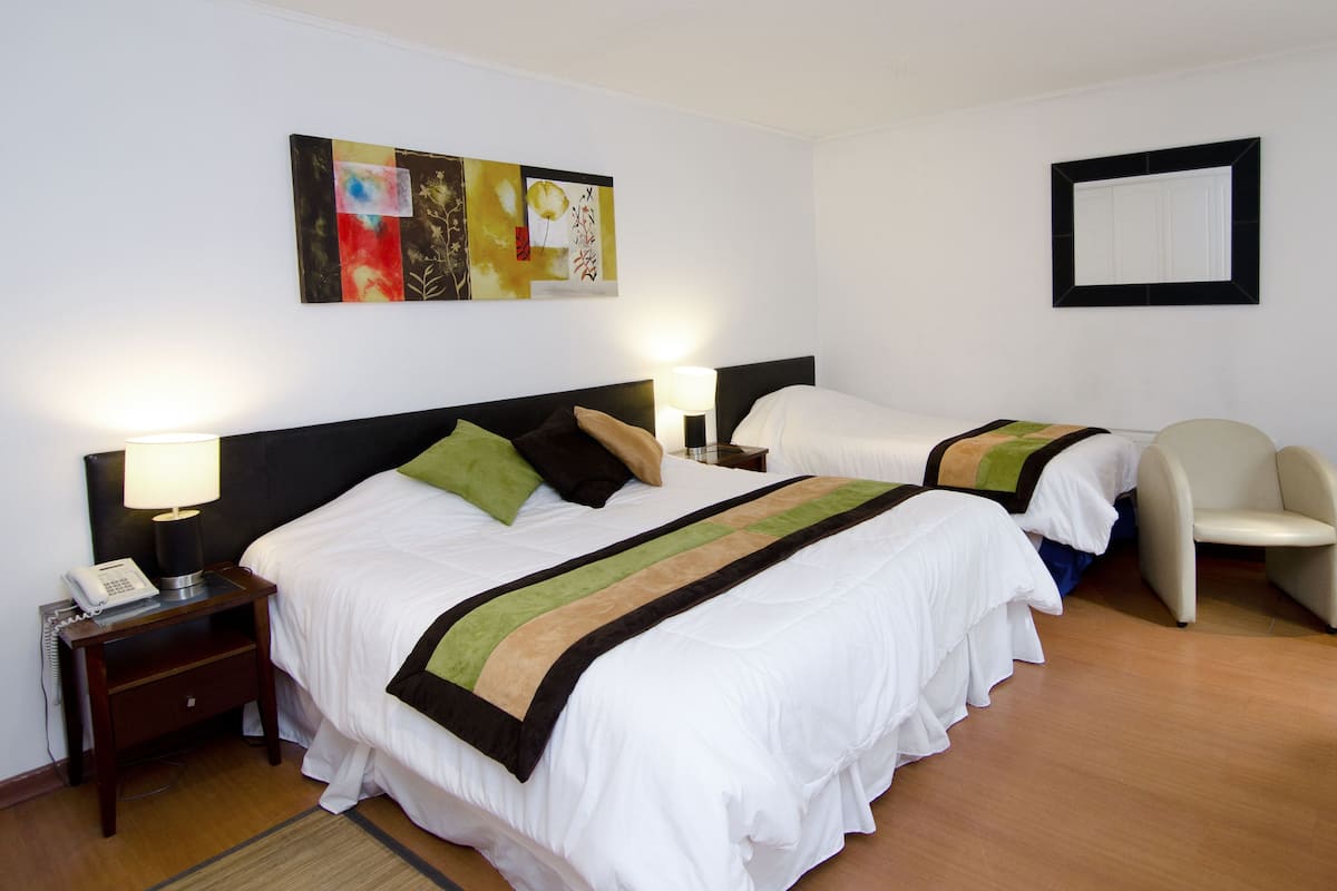 Quarto triplo | Frigobar, cofres nos quartos, Wi-Fi de cortesia