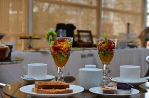 بوفيه فطور مجانًا يوميًا