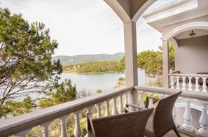 小型套房, 湖景 | 阳台景观