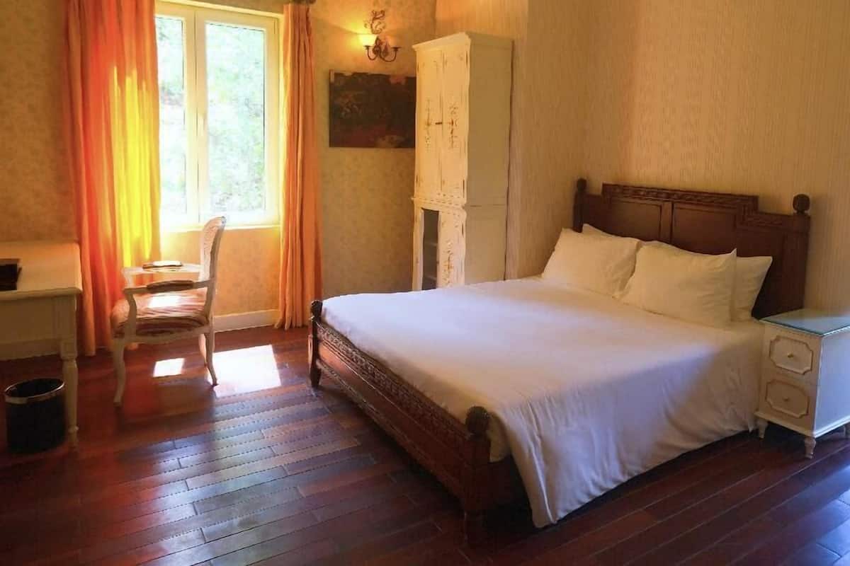 Minibar, värdeförvaringsskåp på rummet och skrivbord