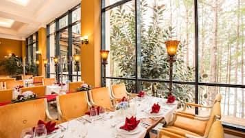 2 restauranter; serverer morgenmad