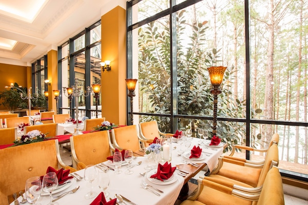 2 restaurants, serveren ontbijt
