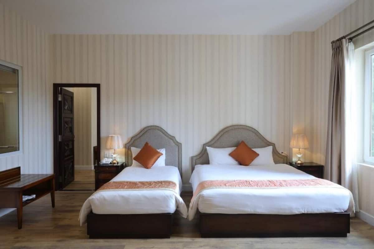 Minibar, värdeförvaringsskåp på rummet och skrivbord