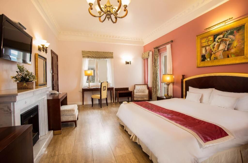 Minibar, värdeförvaringsskåp på rummet och skrivbord