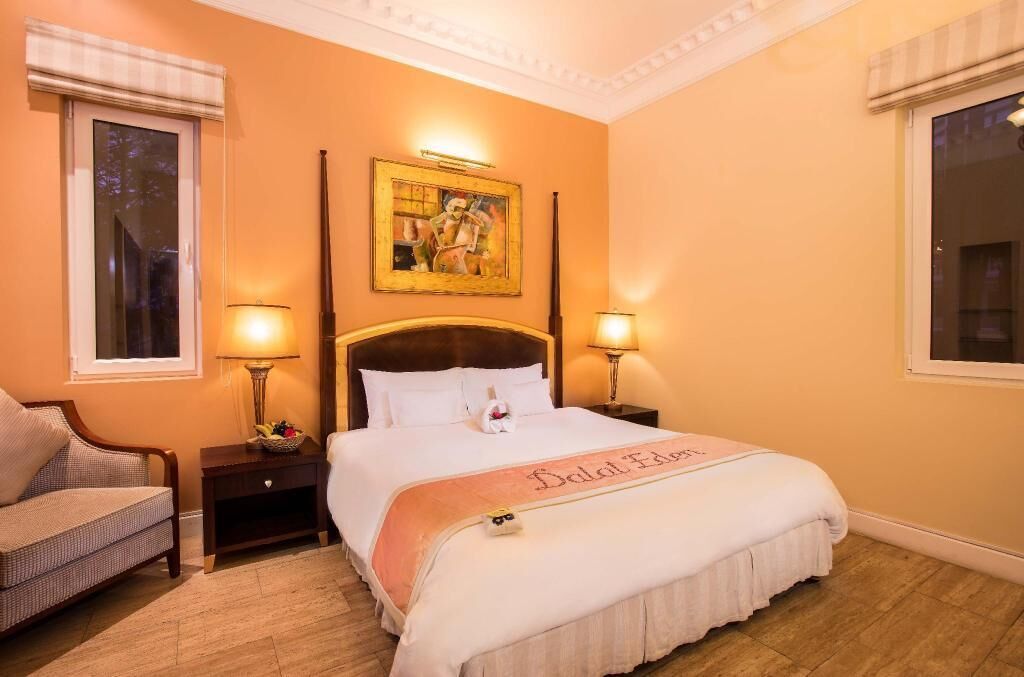 Minibar, värdeförvaringsskåp på rummet och skrivbord