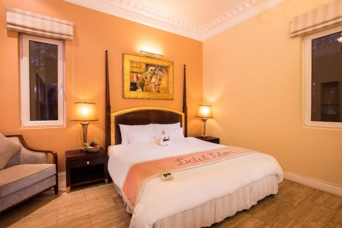 Minibar, värdeförvaringsskåp på rummet och skrivbord