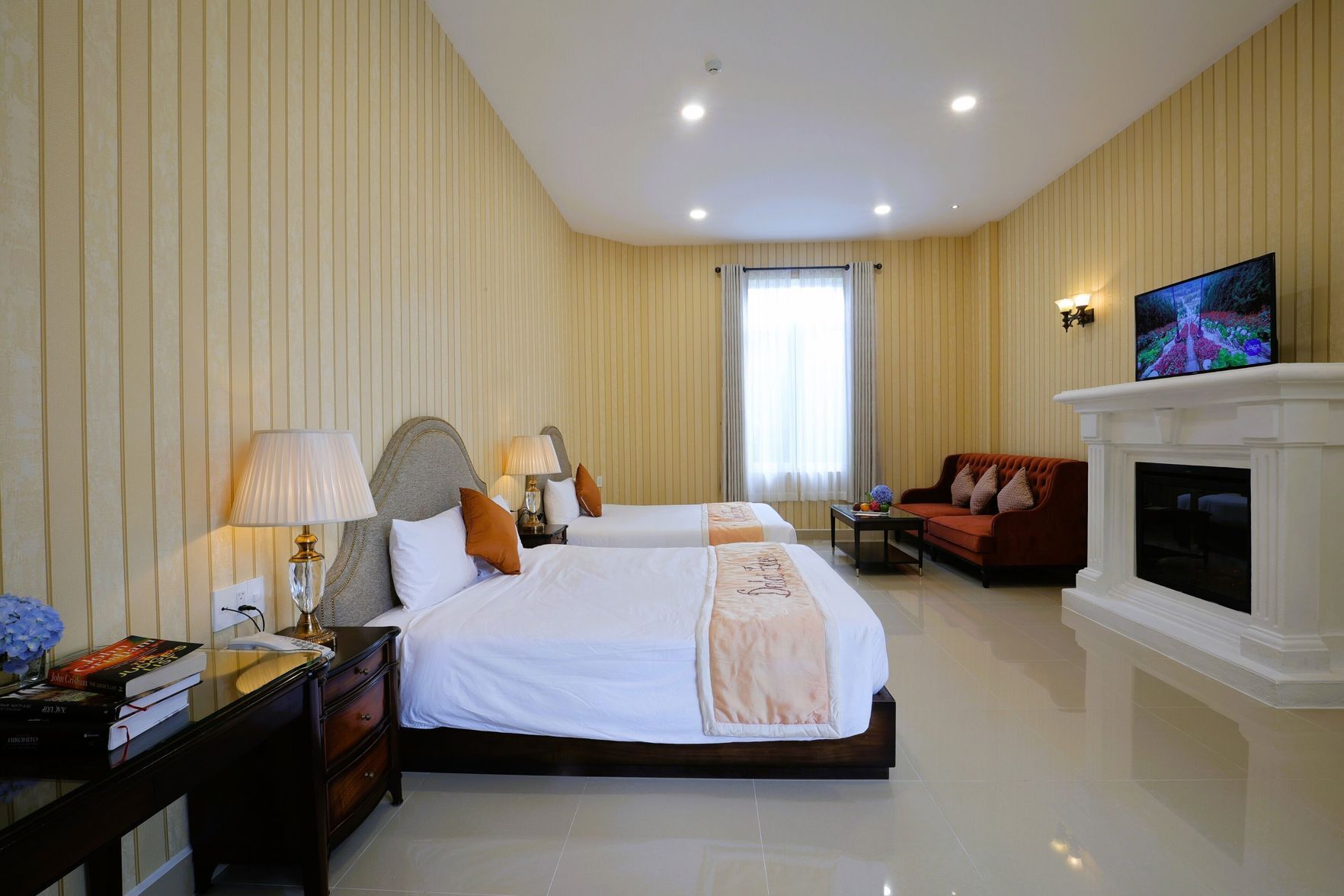 Minibar, värdeförvaringsskåp på rummet och skrivbord