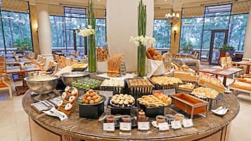 Daily full breakfast (VND 550000 per person)