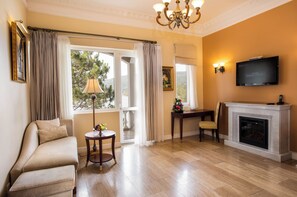 小型套房, 湖景 | 迷你吧、客房内保险箱、办公桌、遮光窗帘