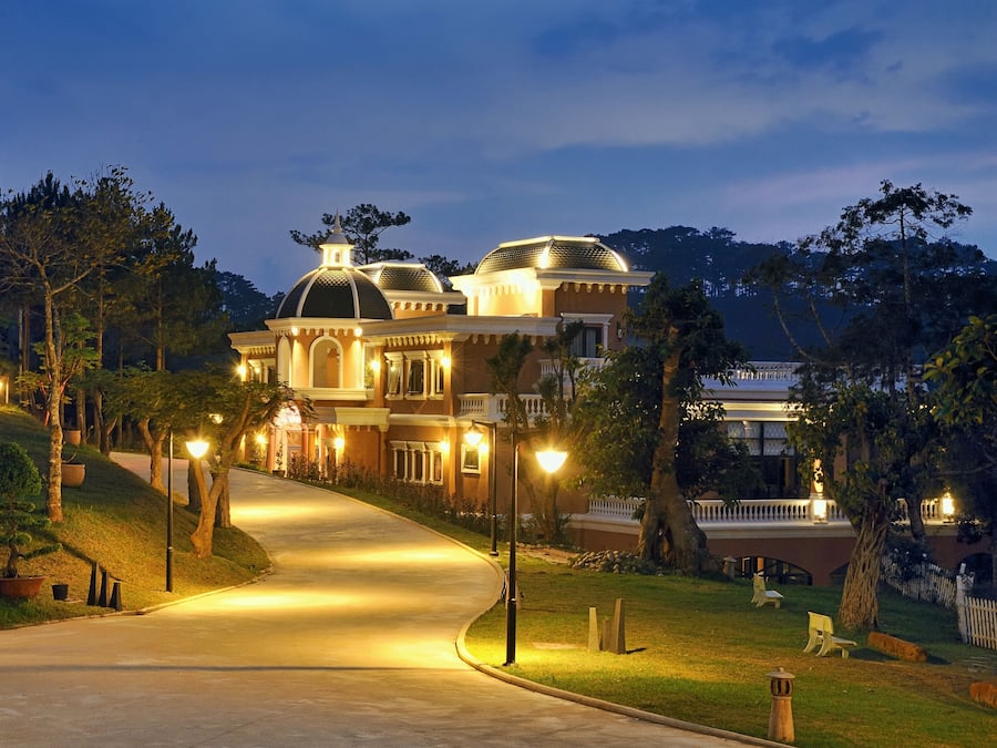 Fachada de la propiedad por la tarde o noche