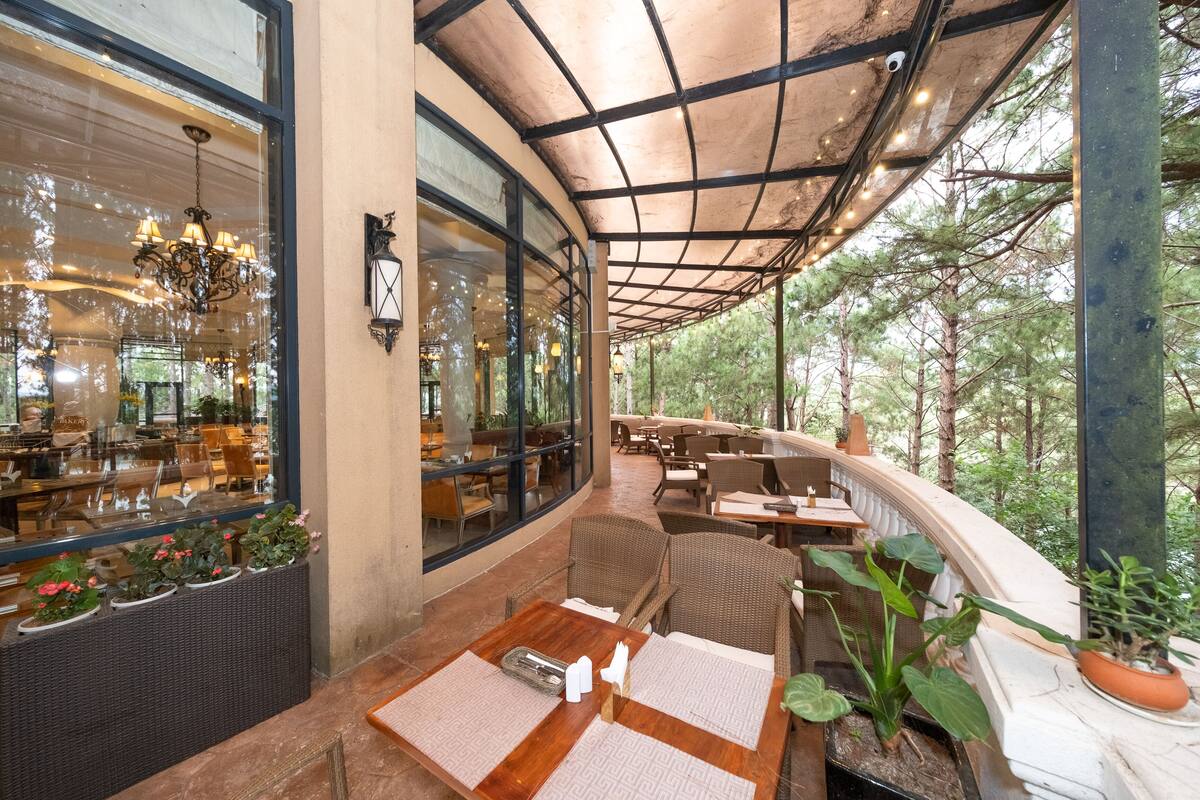 2 restaurants, breakfast served