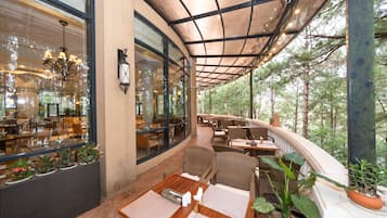 2 restaurantes, se sirve desayuno